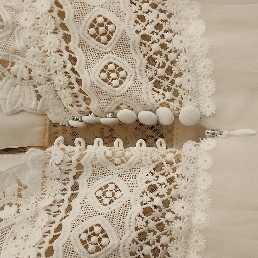 White Lace V-Neck Tulle Dress - Picture 4 of 12